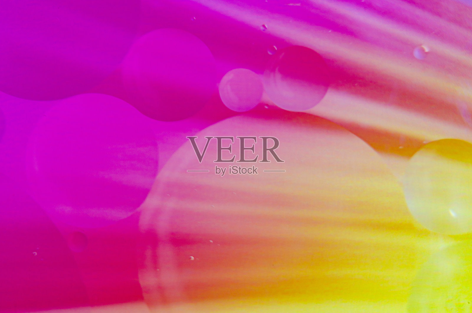 油泡在水面上合并和移动，背景有平滑的渐变，非常适合用作壁纸照片摄影图片