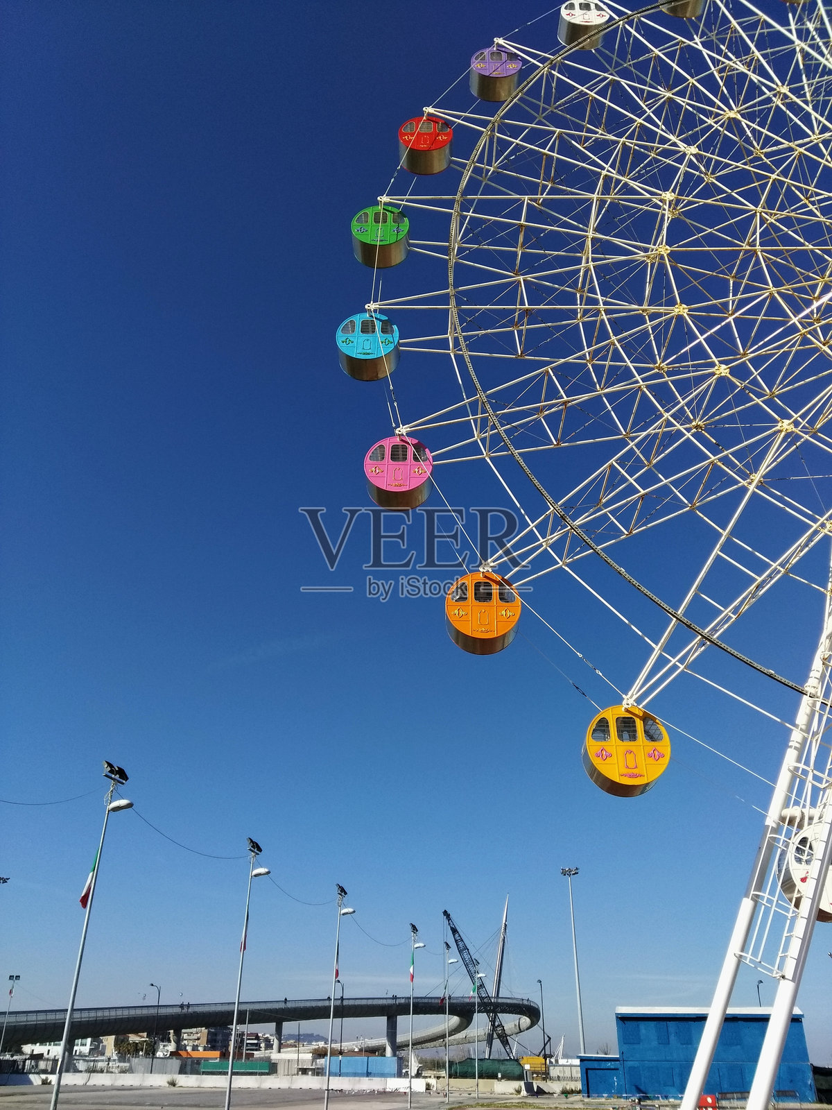 从低角度看摩天轮与晴朗的蓝天照片摄影图片