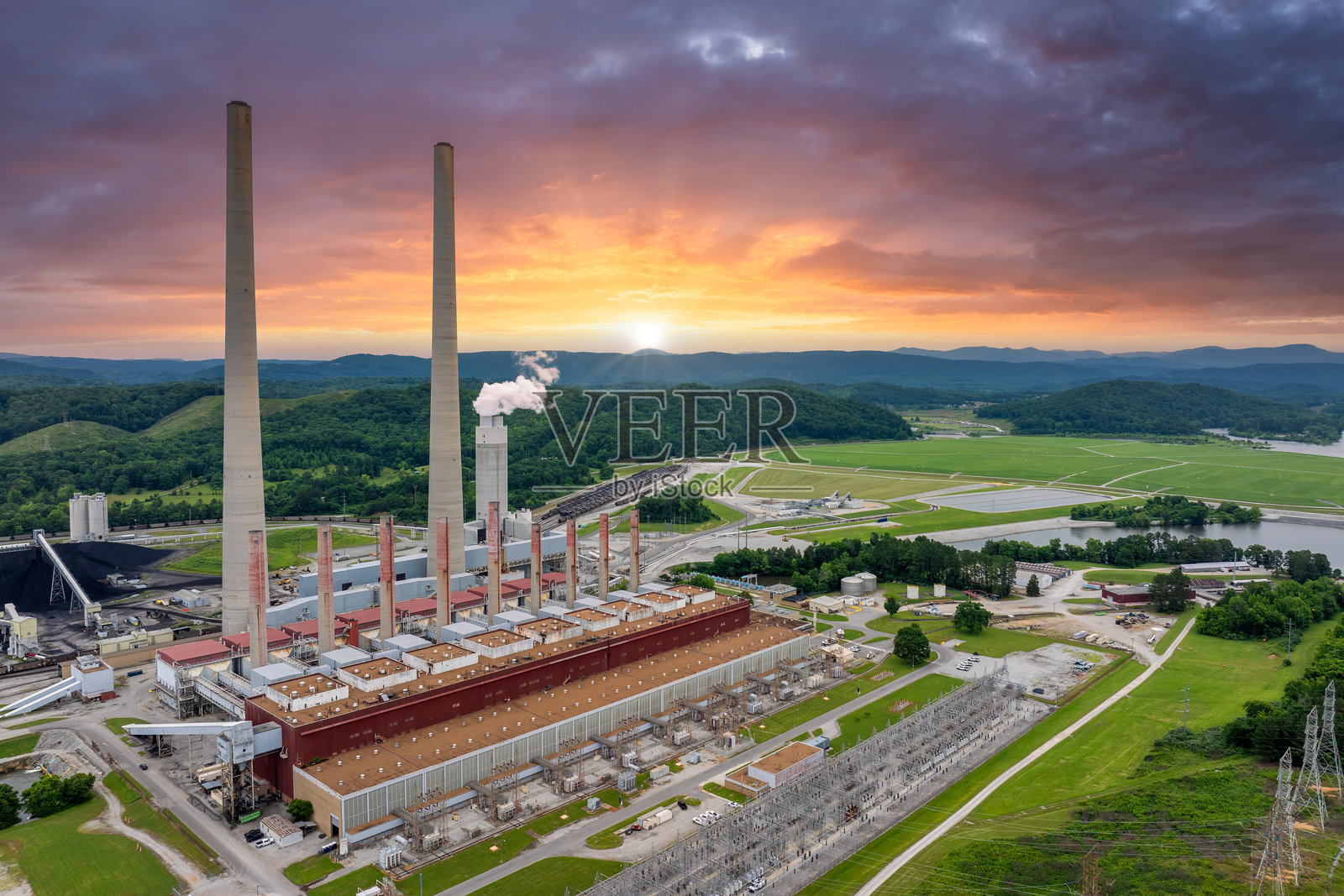 燃烧煤炭化石燃料以生产电能的火力发电厂。位于田纳西州罗恩县的金斯顿发电站。照片摄影图片