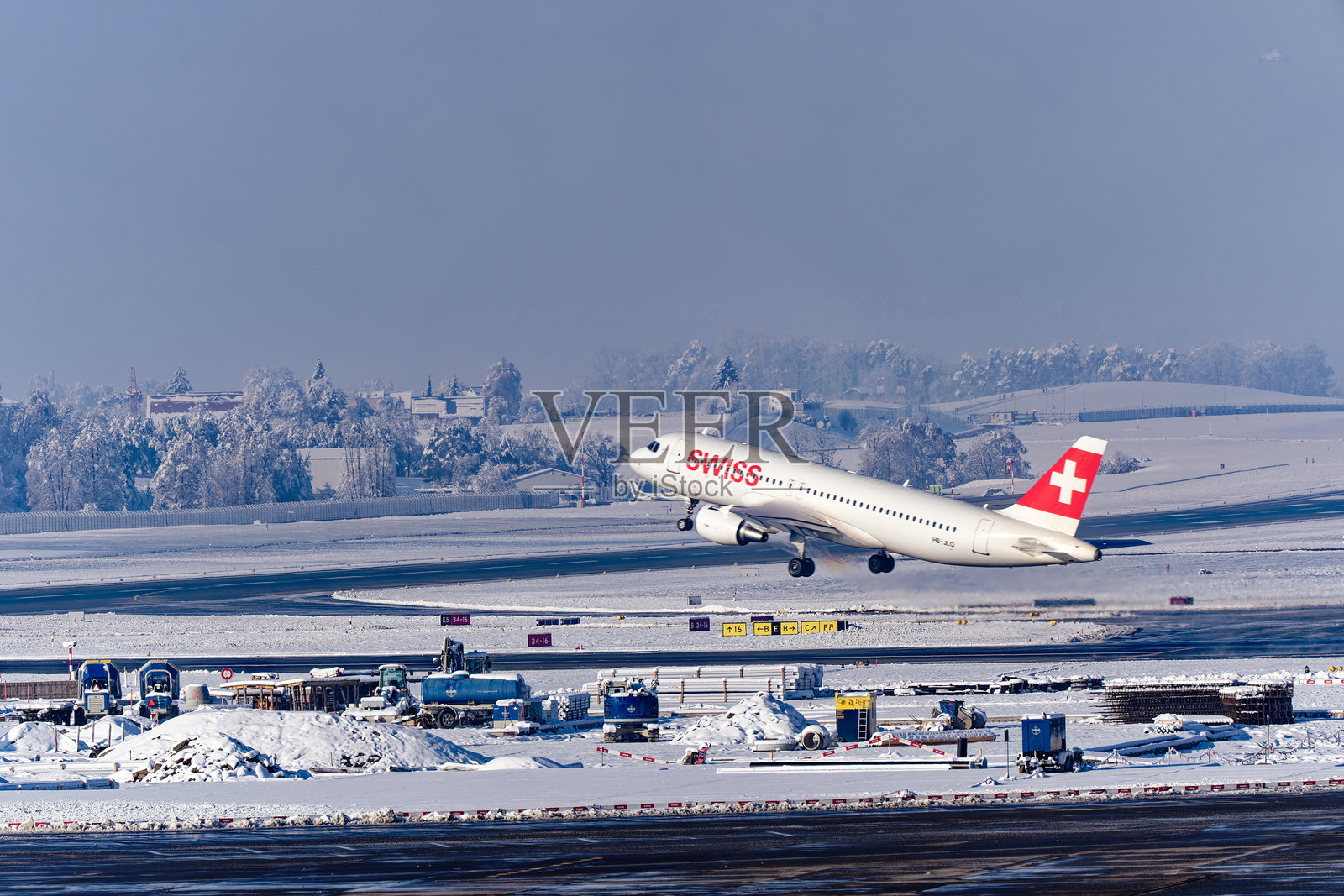 瑞士航空的空客A320-200，注册号HB-JLQ，在阳光明媚的冬日从苏黎世克洛滕机场起飞。照片摄影图片