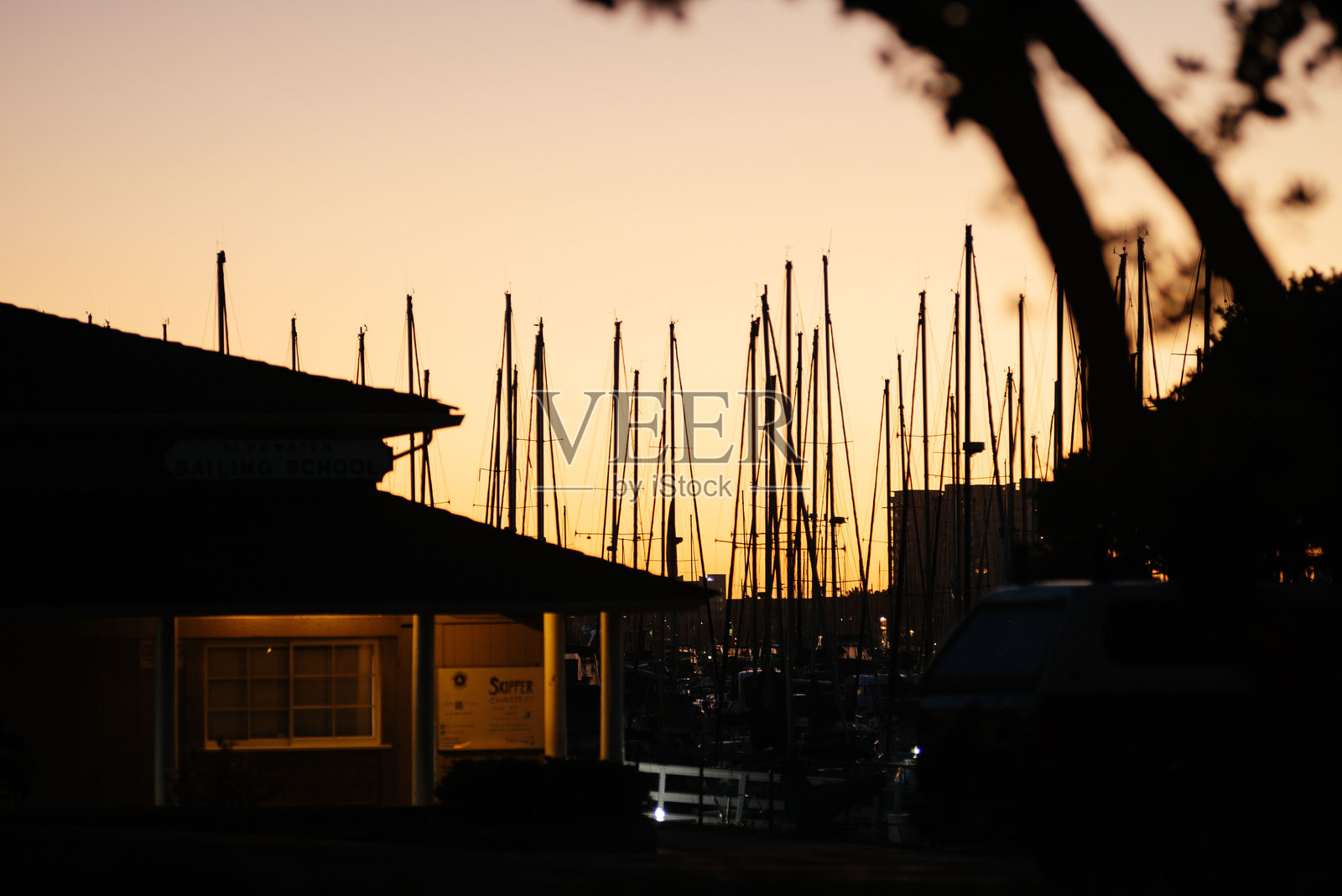 九月底的秋季港口码头照片摄影图片