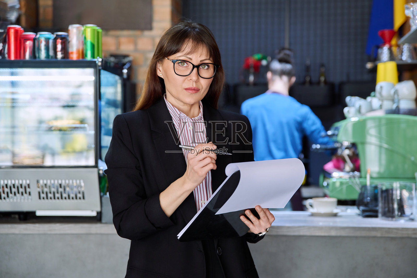 自信的女性职业人士肖像，会计师、律师、咖啡店餐厅老板照片摄影图片