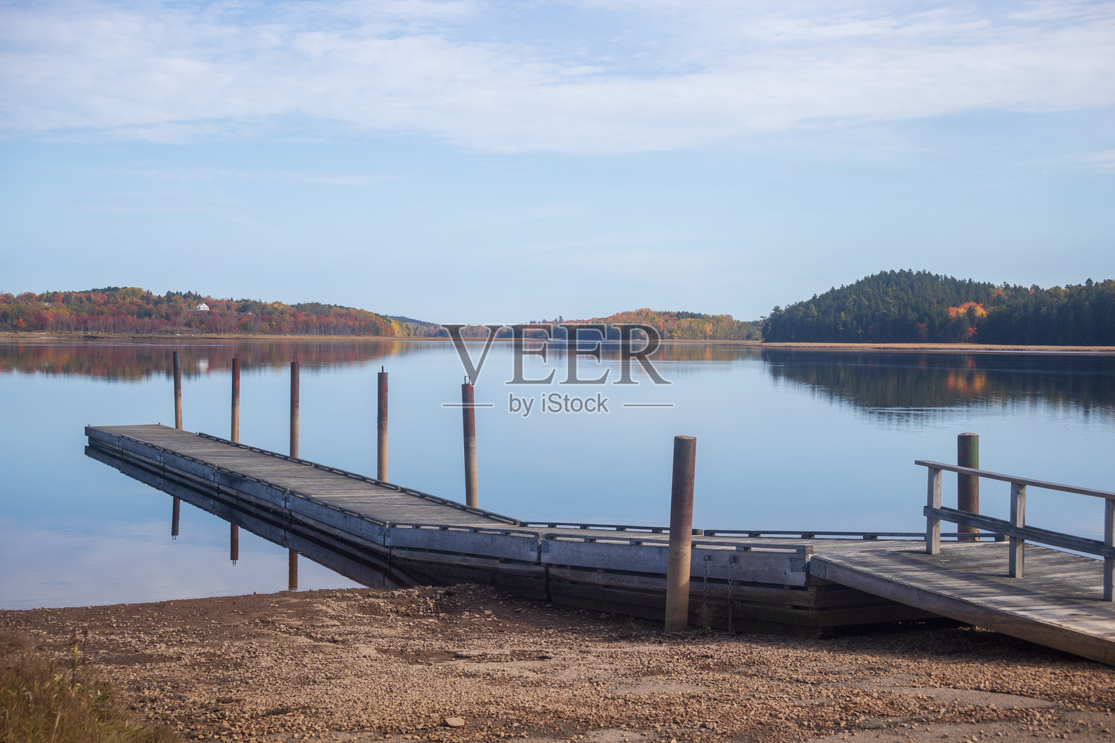 缅因州马基亚斯波特码头与山脉在水中的倒影照片摄影图片