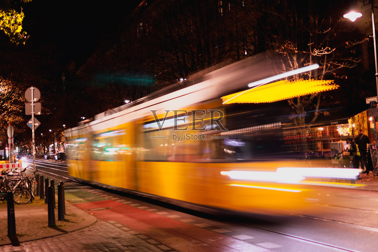 傍晚街道上的交通照片摄影图片
