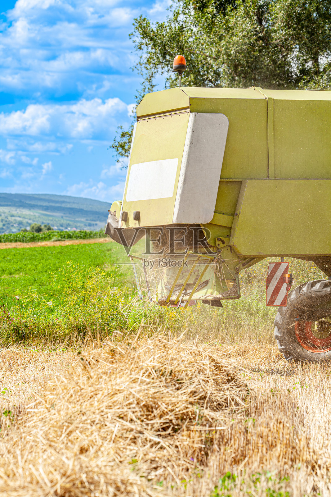 北达科他州农村的谷物田中，烧毁的联合收割机的前侧空中视图，背景有电话线，拍摄于白天，天空多云。照片摄影图片