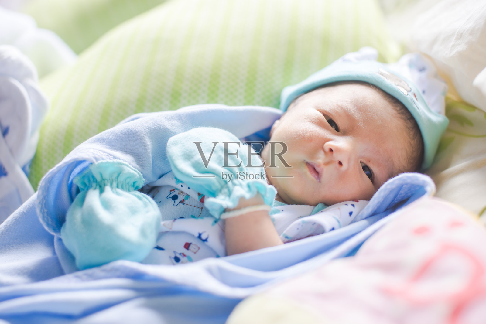 可爱男婴躺在床上的特写高角度视图照片摄影图片