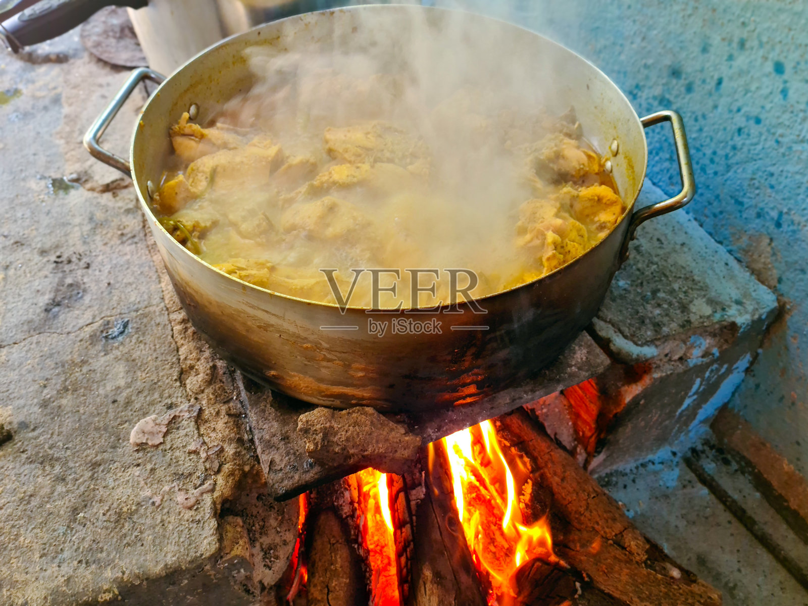 木炉上的鸡肉炖菜照片摄影图片