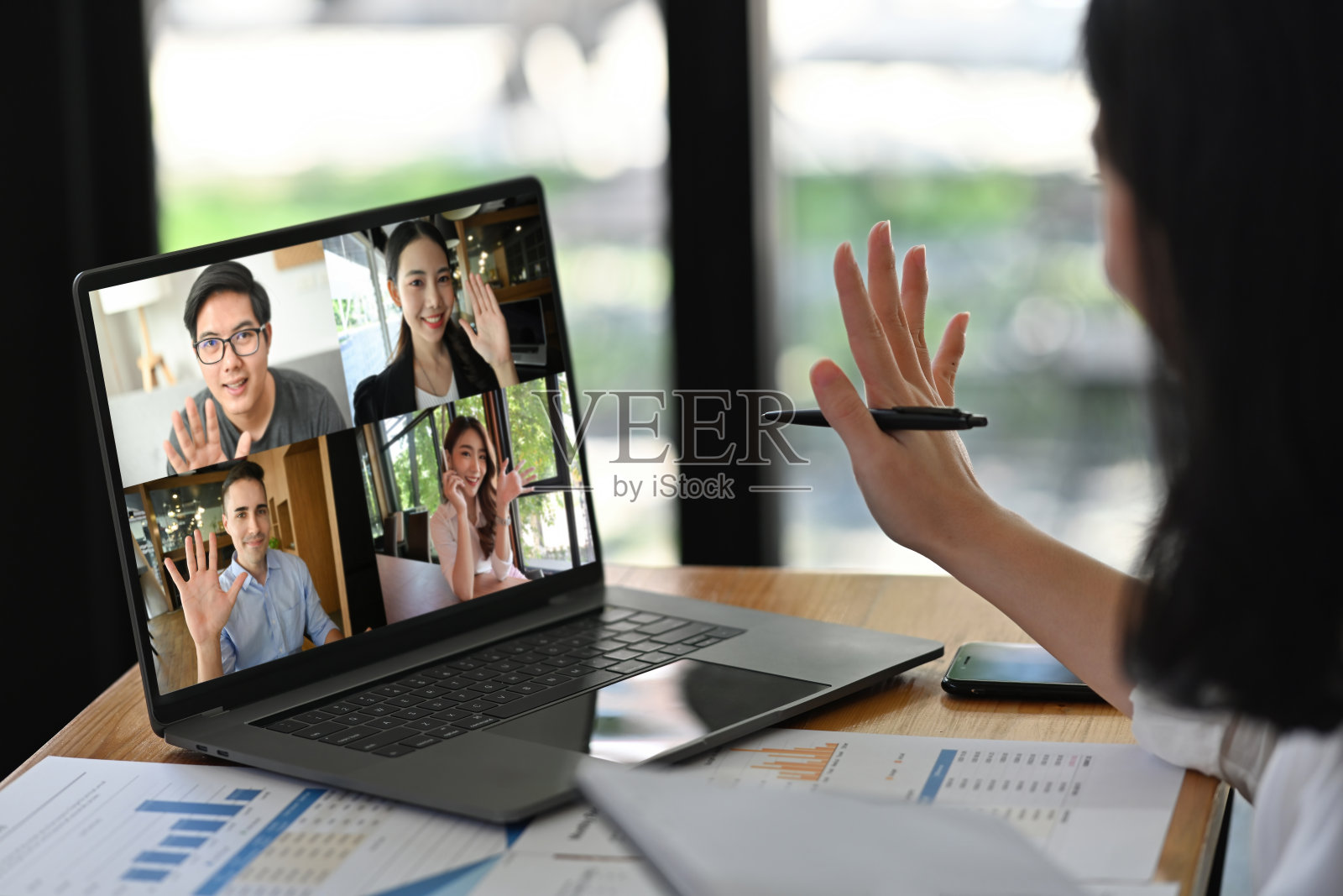 在线商务会议概念，笔记本电脑屏幕上显示问候参与者。照片摄影图片