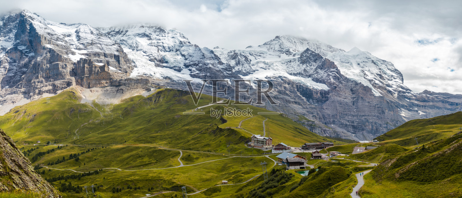 从小谢德格（Kleine Scheidegg）俯瞰瑞士伯尔尼州格林德瓦尔德（Grindelwald）山谷和艾格尔北壁的壮丽景色照片摄影图片