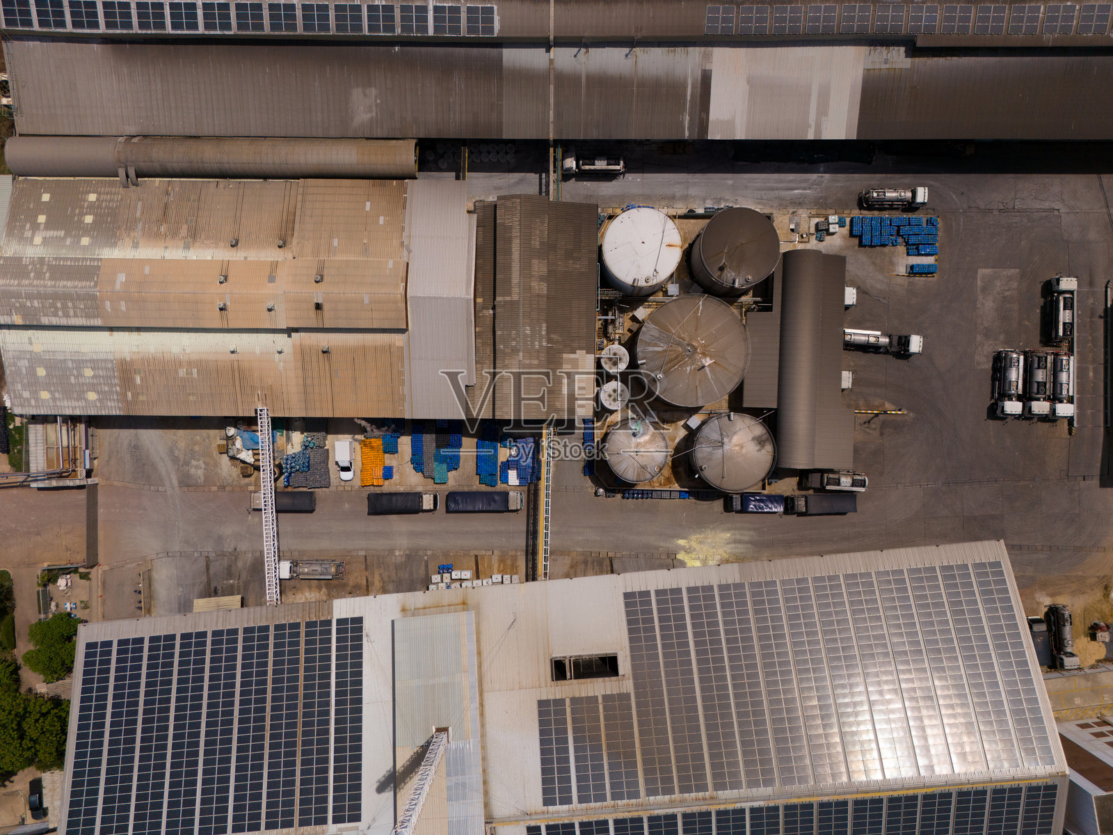 生态技术，光伏农场发电厂 太阳能发电厂中太阳能板的特写，具有可持续资源和可再生能源。照片摄影图片