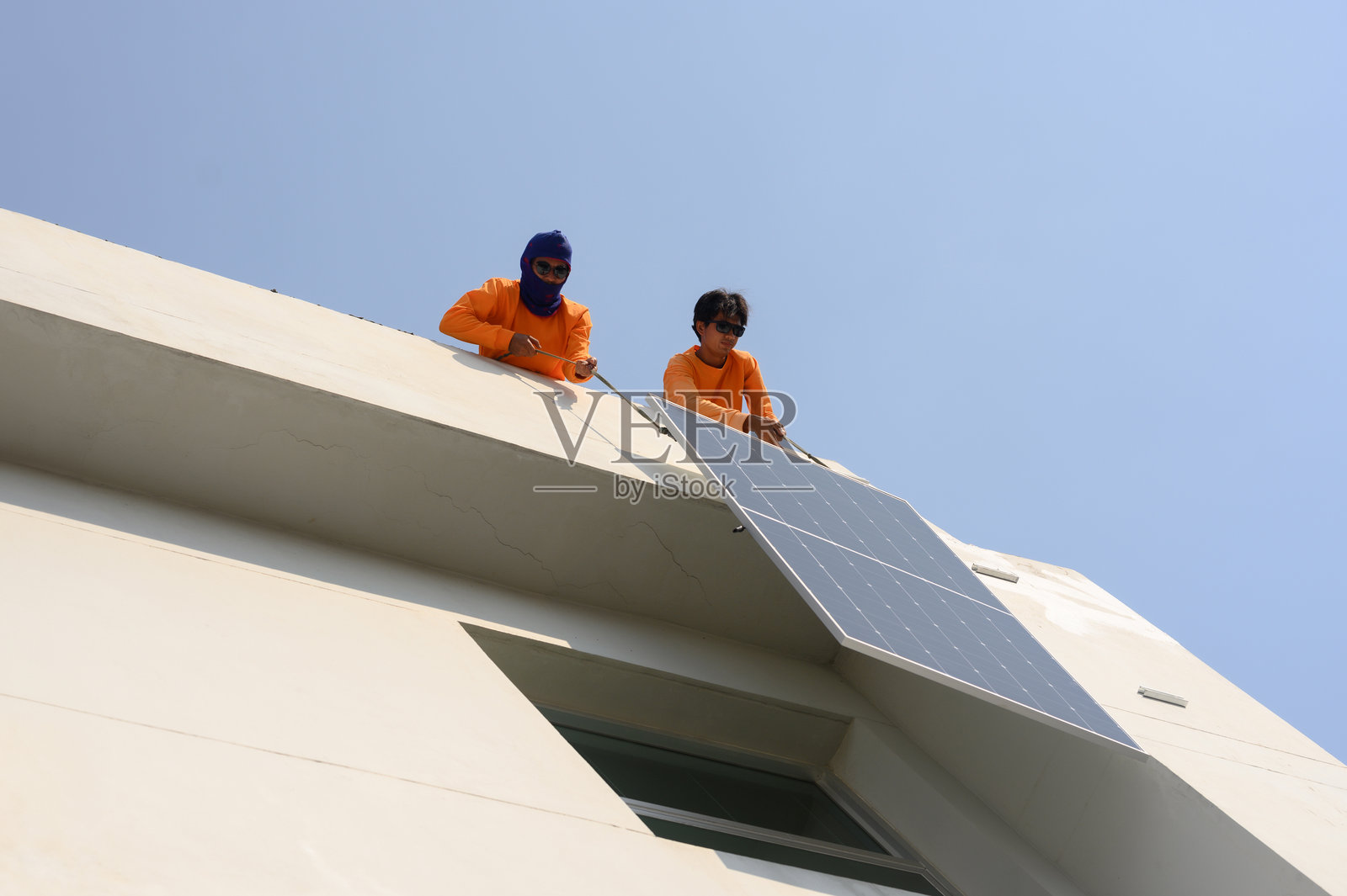 工人在太阳能农场安装太阳能电池板。照片摄影图片