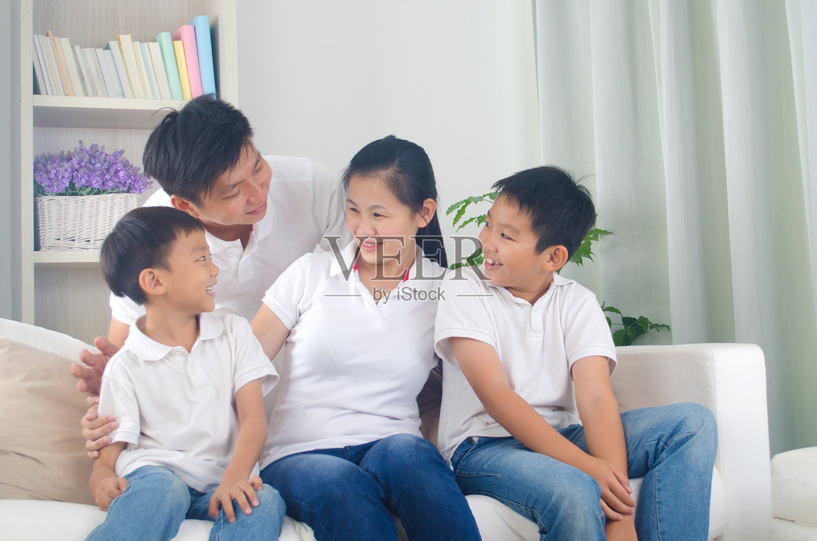 微笑的家庭在家中享受闲暇时光照片摄影图片