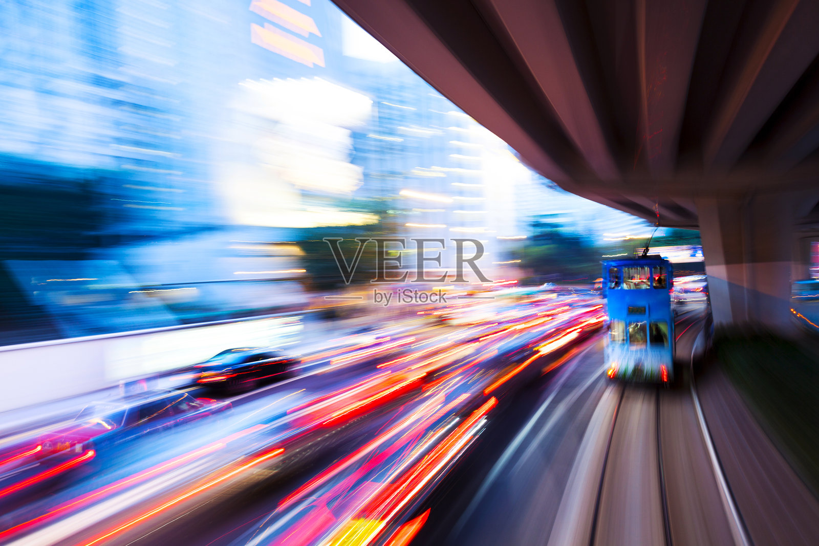 乘坐有轨电车游览香港都市风光照片摄影图片