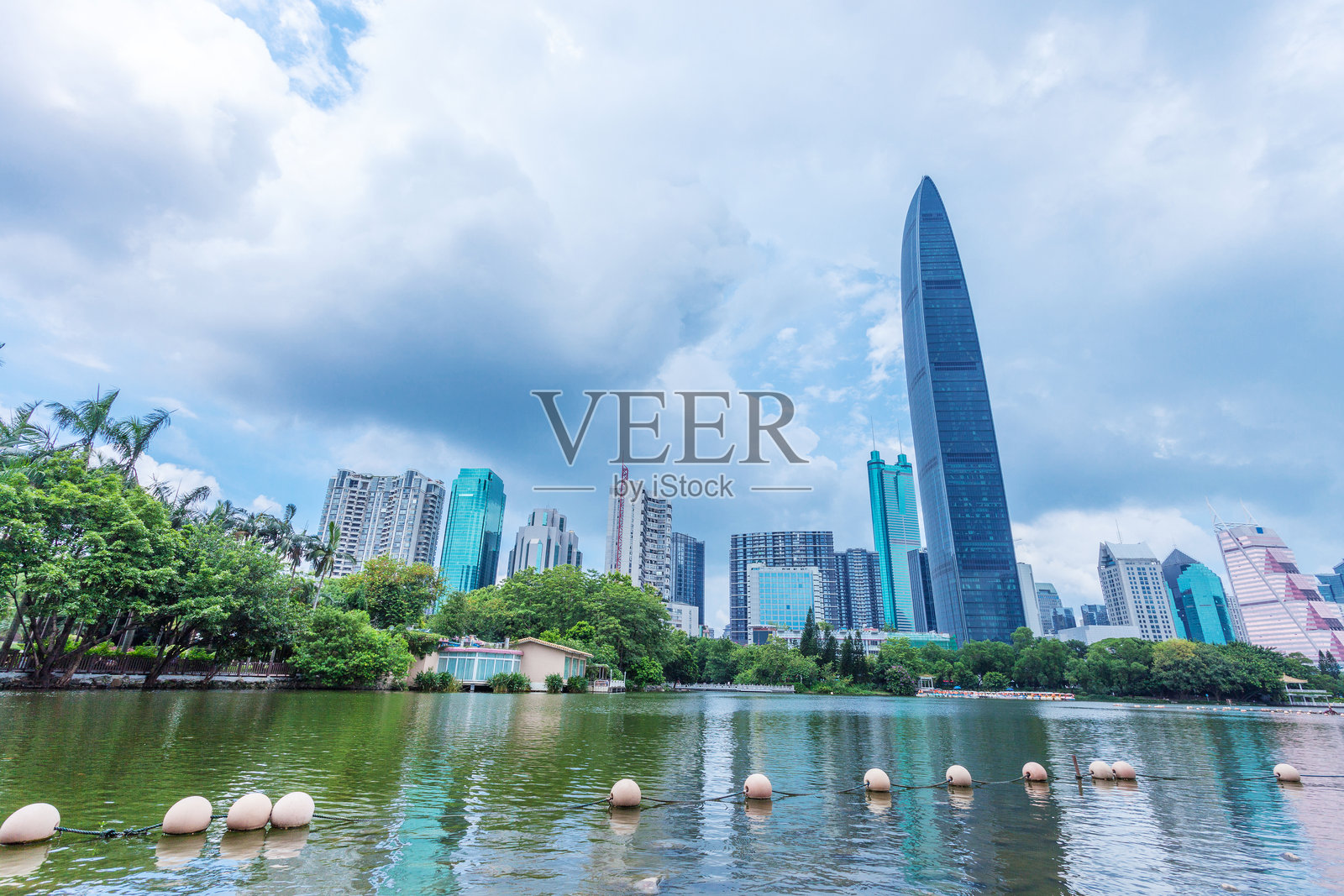 滨水现代都市建筑照片摄影图片