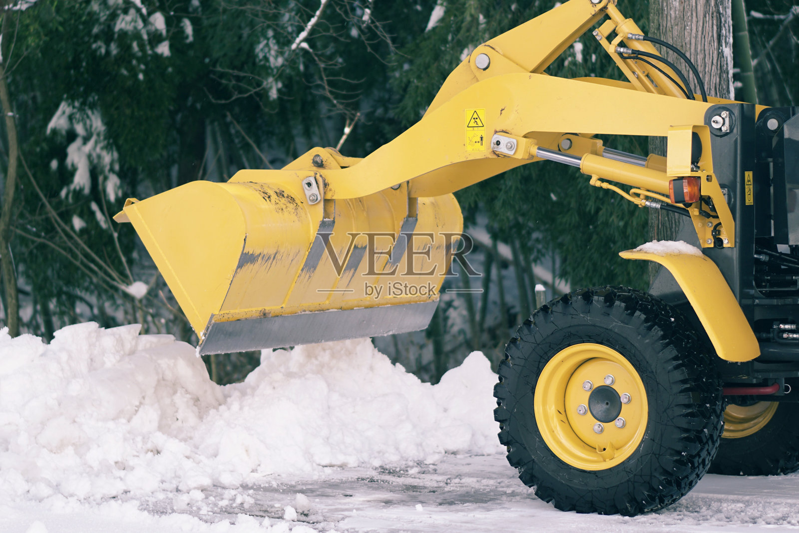 一台装载机正在清除雪。照片摄影图片