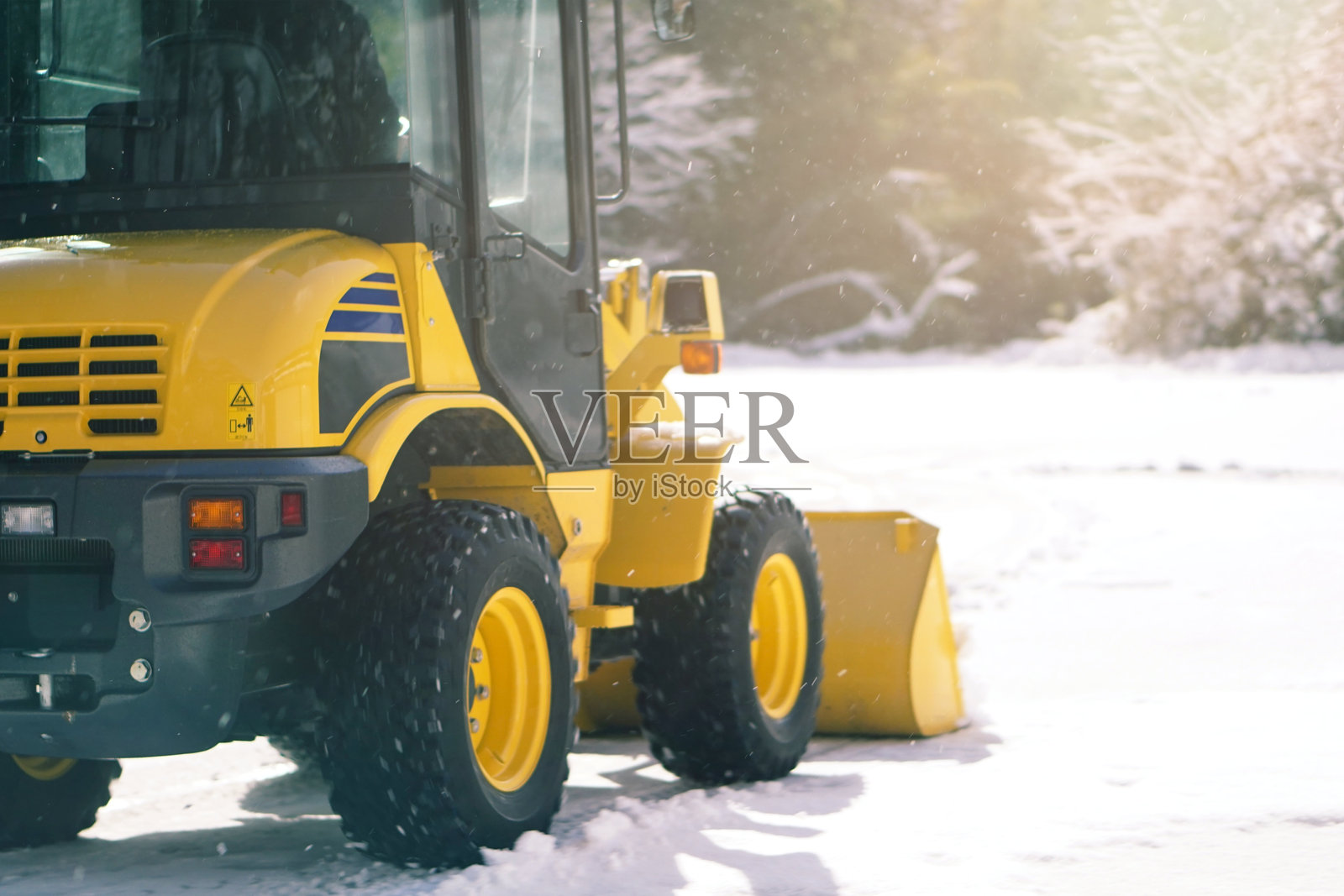 一台装载机正在清除雪。照片摄影图片