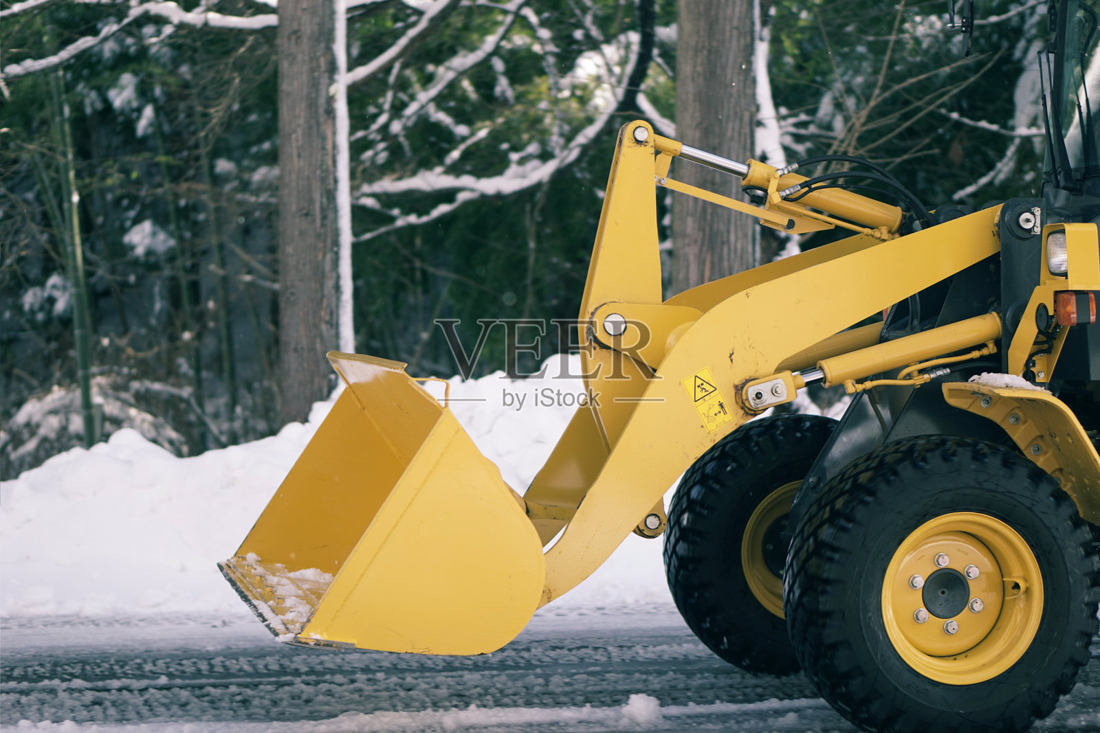 一台装载机正在清除积雪照片摄影图片