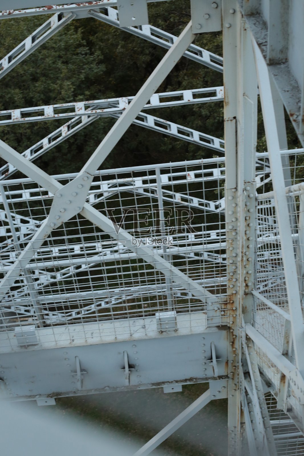 金属桥梁结构的特写，带有锈蚀细节照片摄影图片