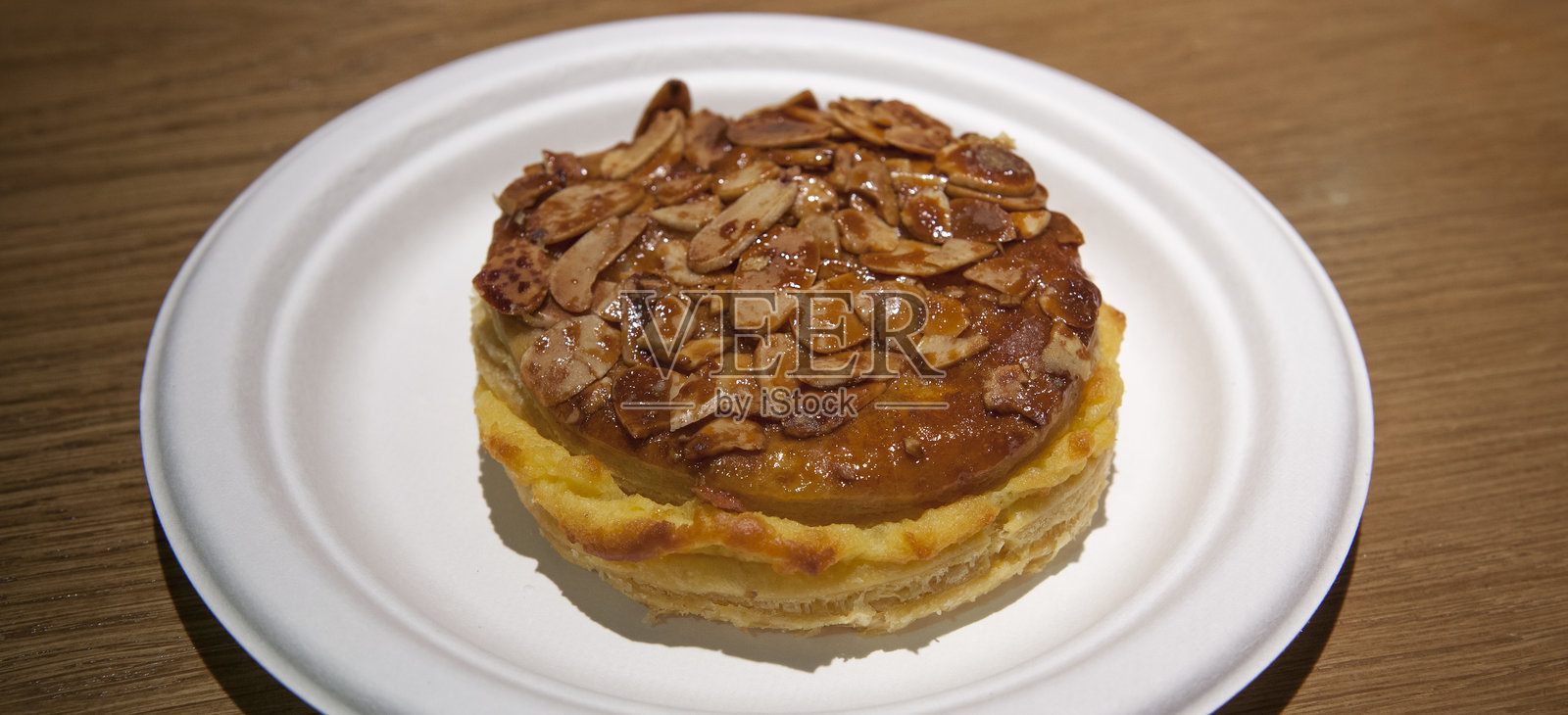 白色盘子上的潘奇内塔，背景为木质纹理照片摄影图片