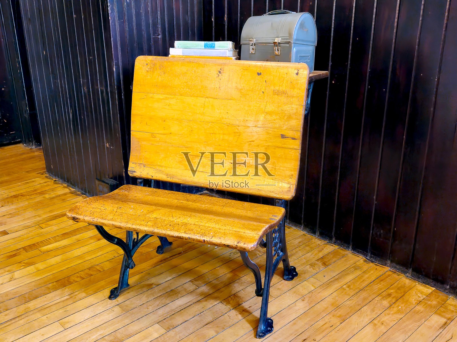 复古木制学校长椅照片摄影图片