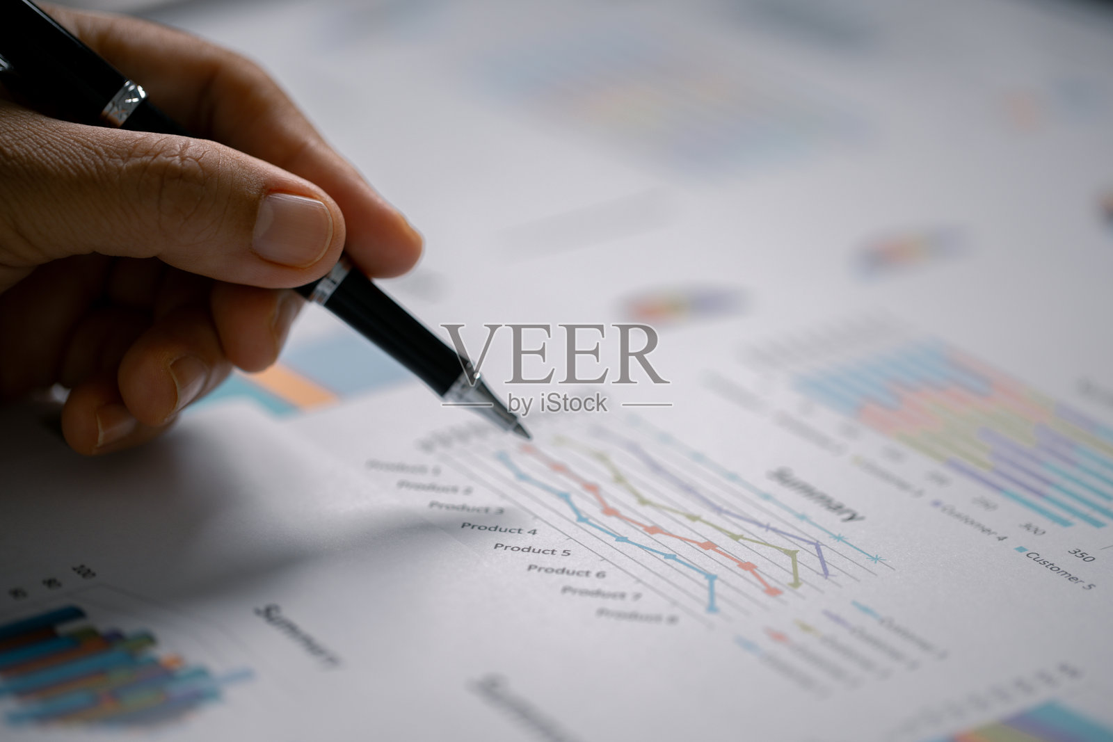 负责财务的人准备了一份报告，其中包含了详细的会计数据分析，以图表和图形格式呈现。照片摄影图片