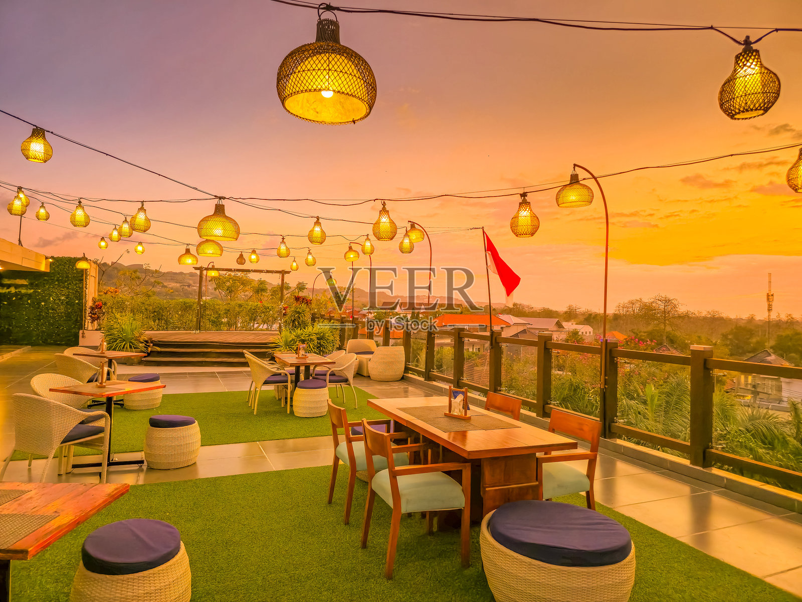 印尼巴厘岛屋顶上的日落照片摄影图片