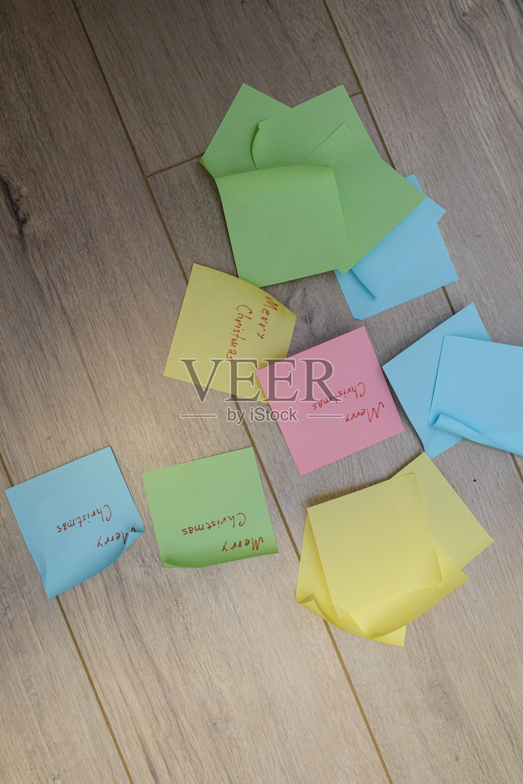 圣诞快乐写在便利贴上照片摄影图片