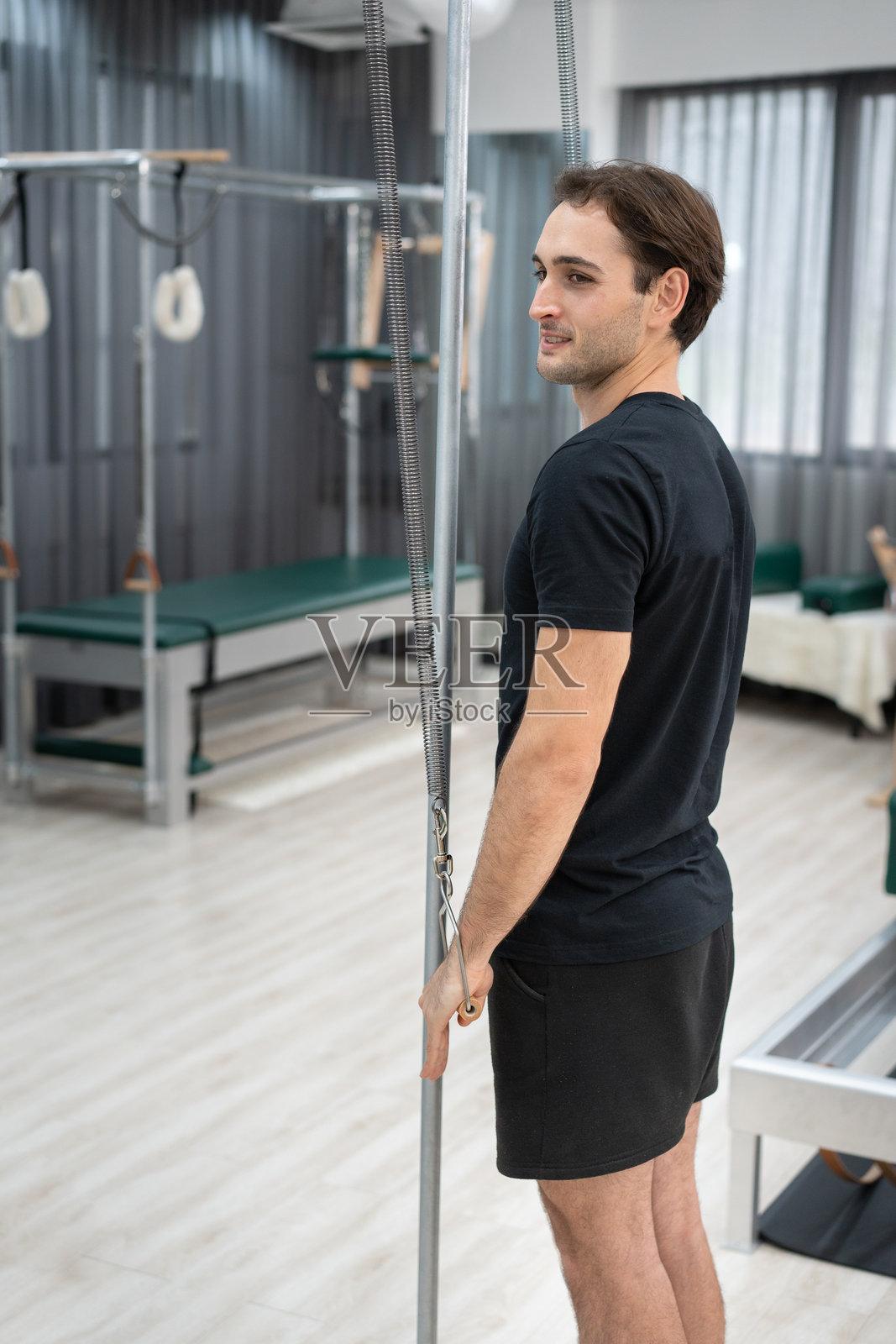 白人男性在健身工作室进行普拉提训练照片摄影图片