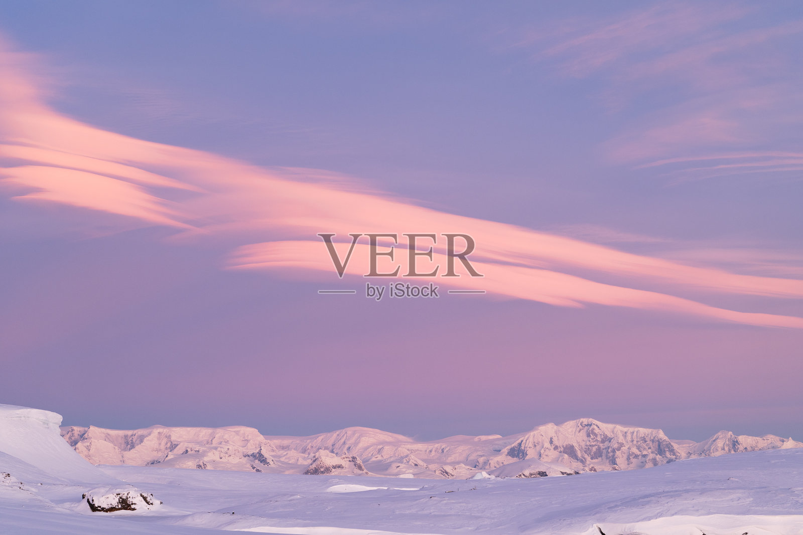 南极日落时罕见的珍珠云云景。天空中有母贝云。照片摄影图片