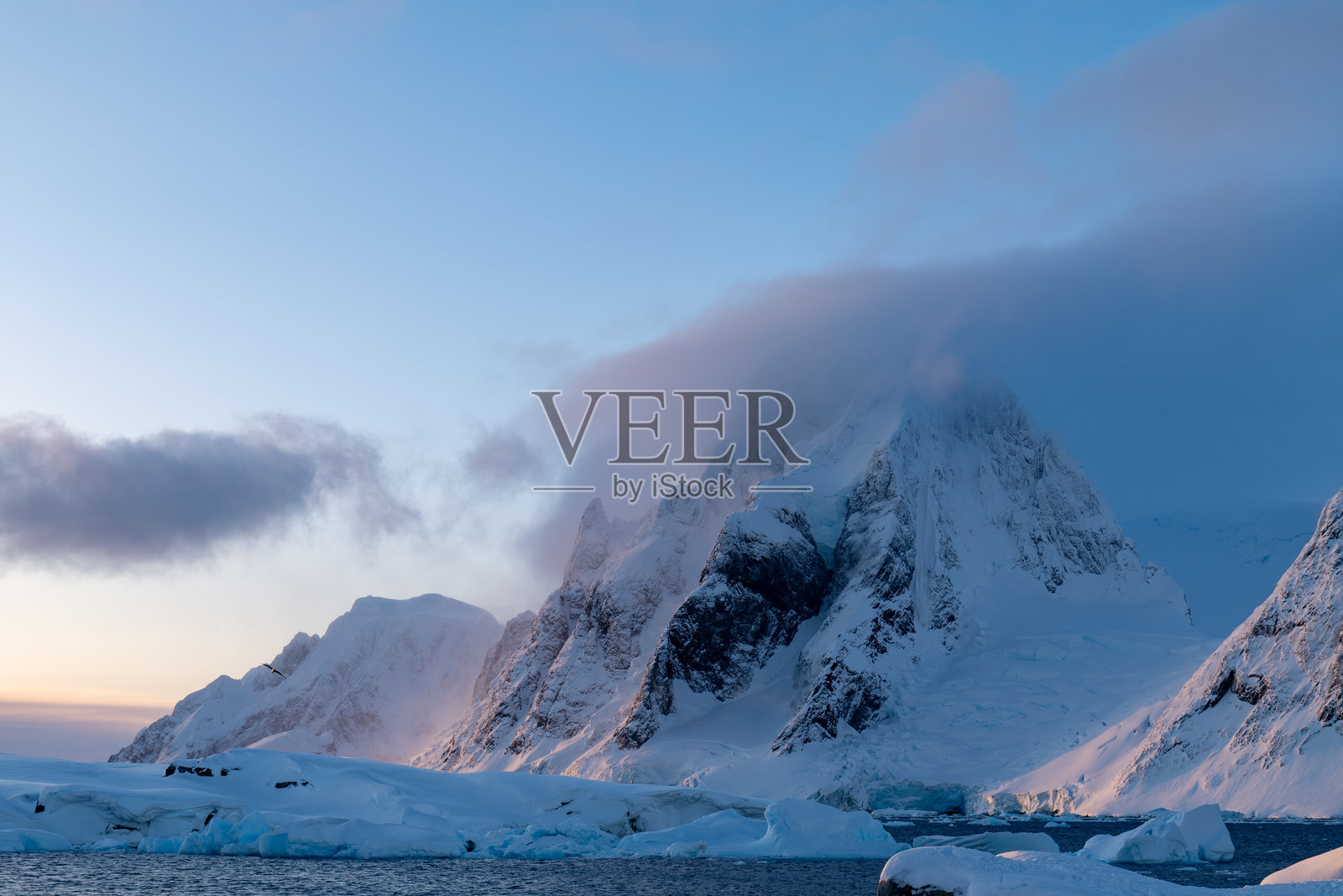 南极洲的美丽自然。南极点。海景和山景。雪和山脉。照片摄影图片