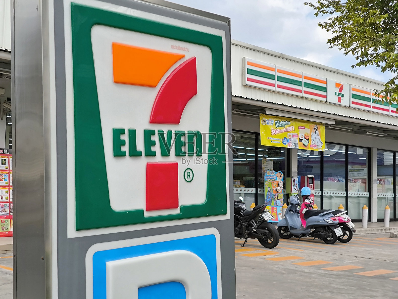 7-11，最大的便利店。24小时营业。泰国曼谷，2024年10月9日。照片摄影图片