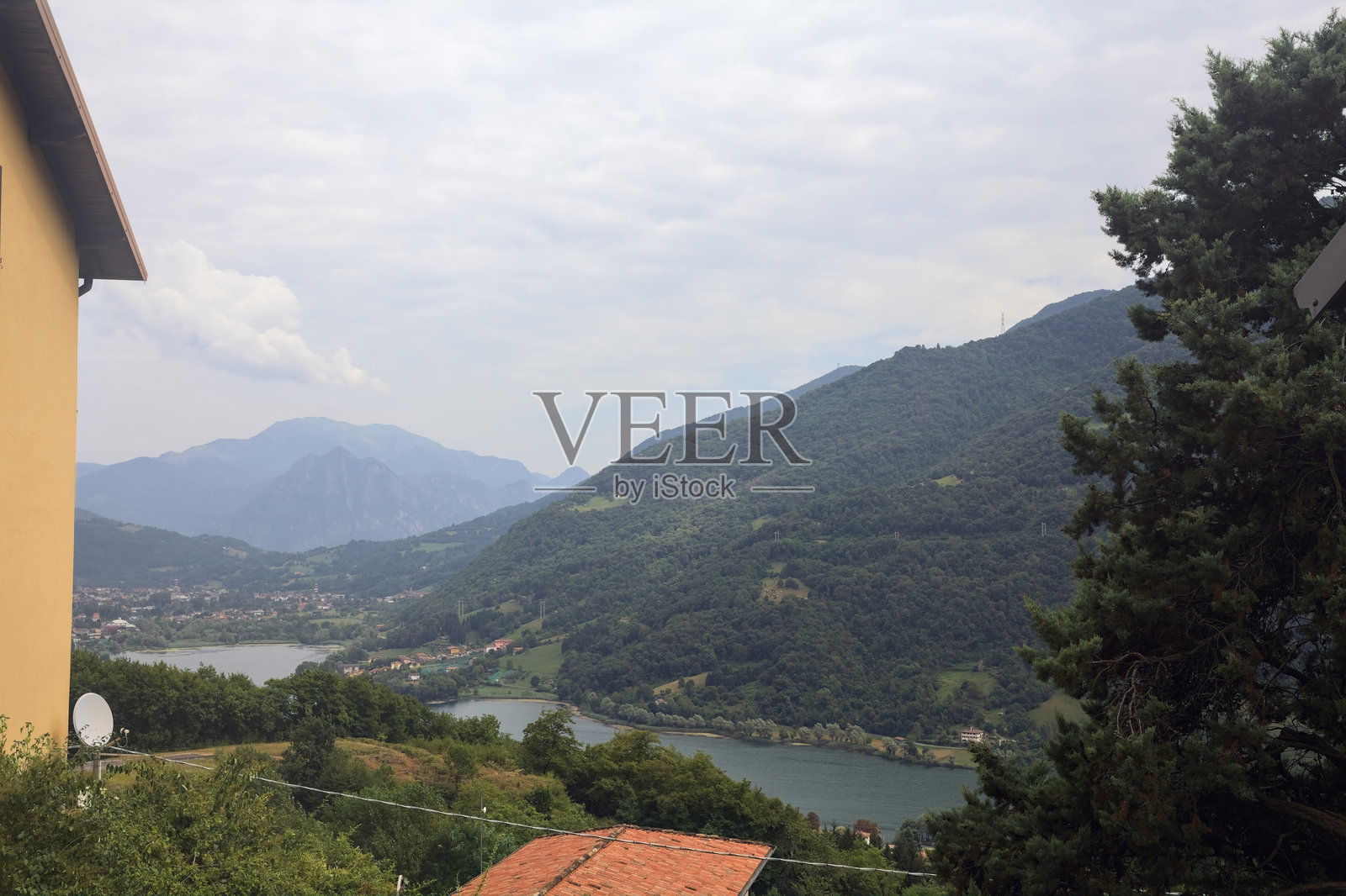 从高处俯瞰的山湖照片摄影图片