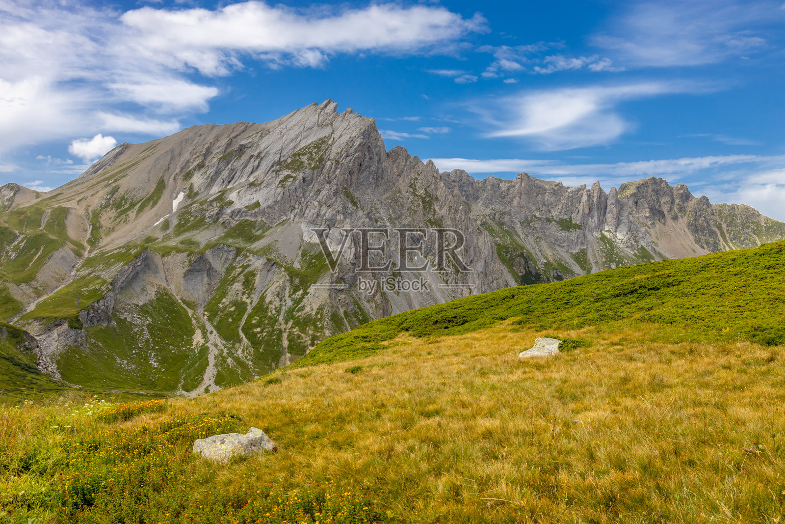 法国霞慕尼谷的阿尔卑斯山脉风景。图尔杜蒙布朗（TMB）徒步旅行的山景。照片摄影图片
