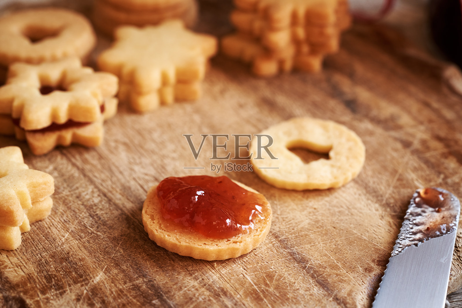 圣诞烘焙 - 用草莓果酱填充圆形林泽尔圣诞饼干，特写照片摄影图片