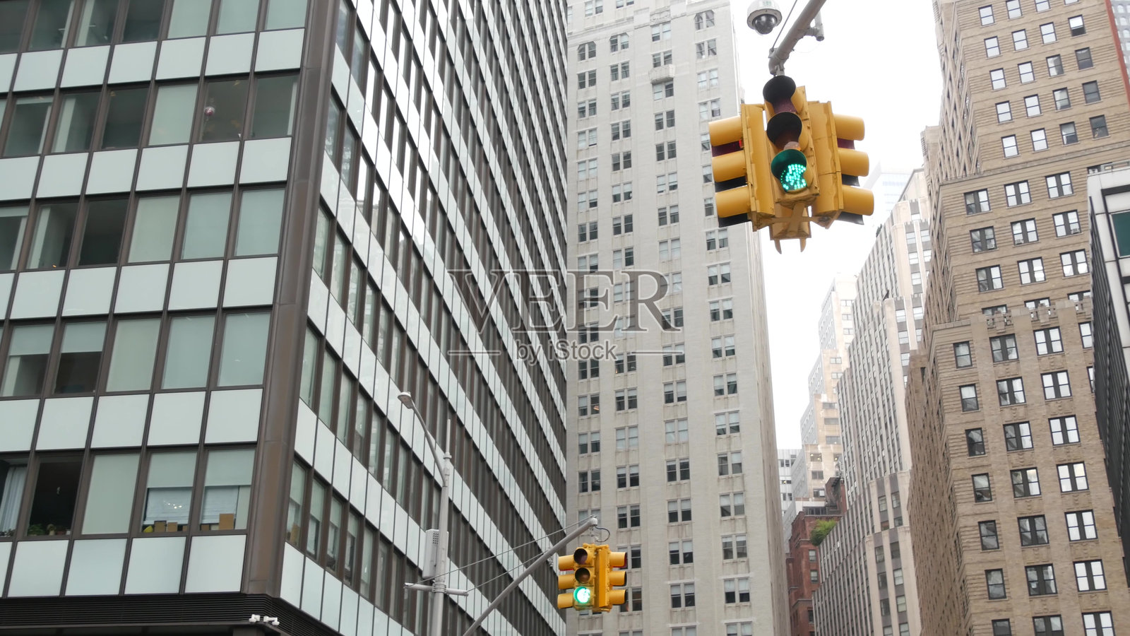 纽约市街道交叉口，黄色交通信号灯，交通道路交汇处，美国。照片摄影图片