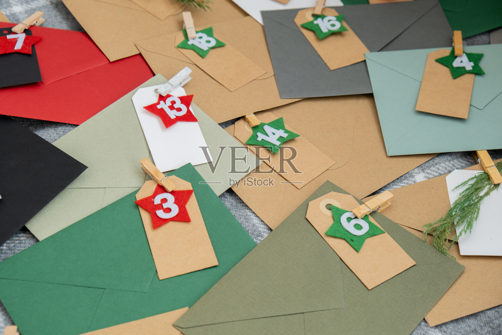 手工制作圣诞倒计时日历的逐步说明，使用信封。创意手工装饰。新年庆祝活动。冬季。照片摄影图片