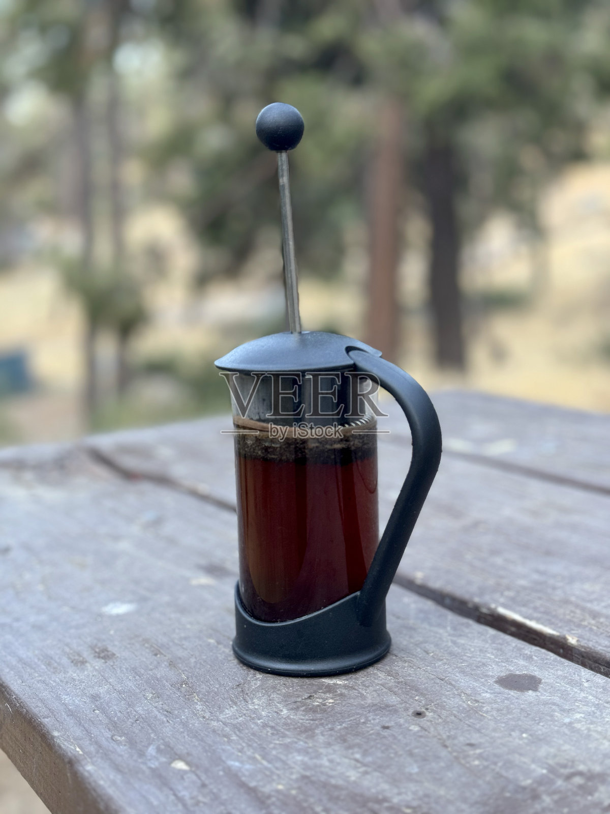 咖啡法式压滤壶，露营地，户外照片摄影图片