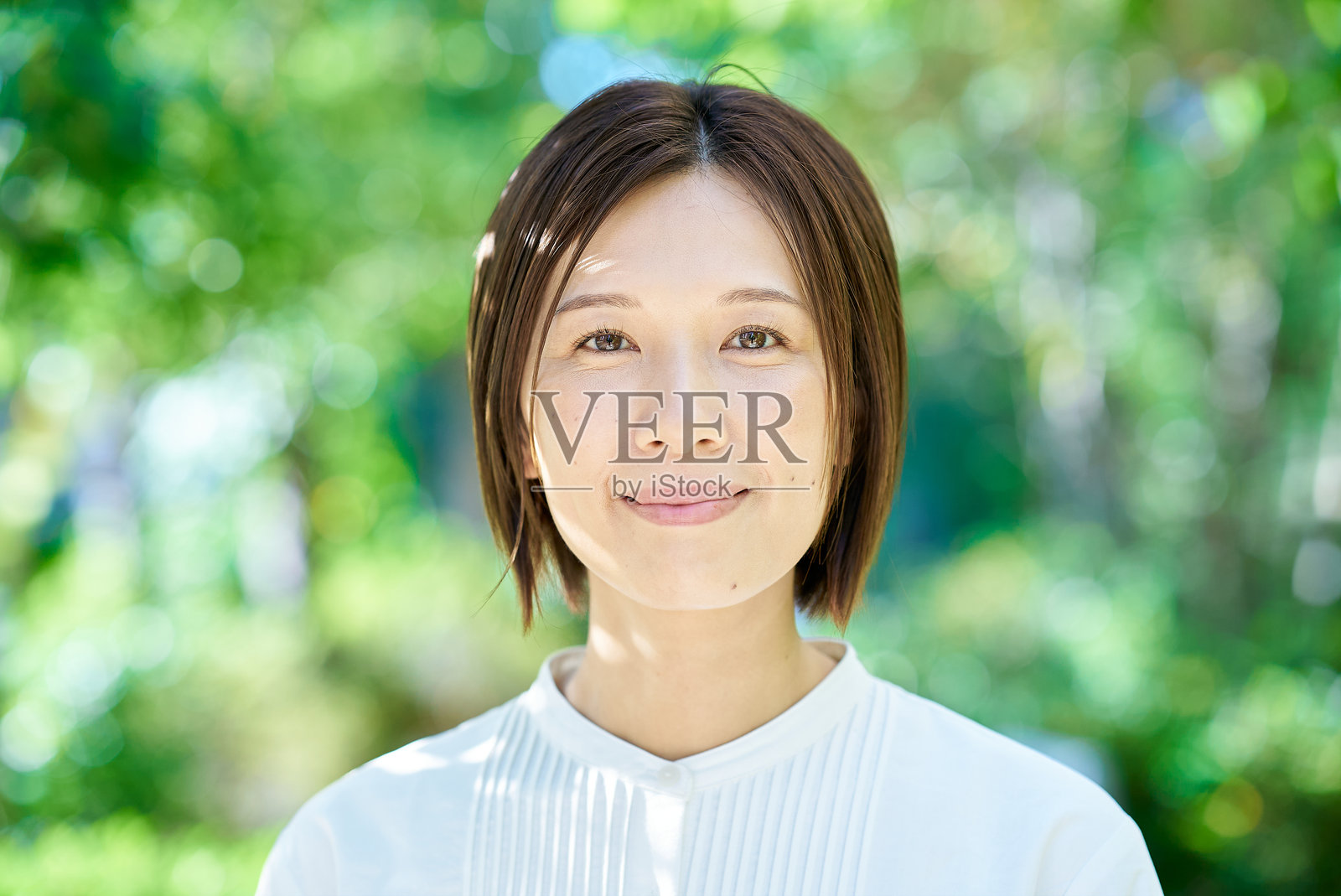 微笑的女性在绿意盎然的环境中照片摄影图片