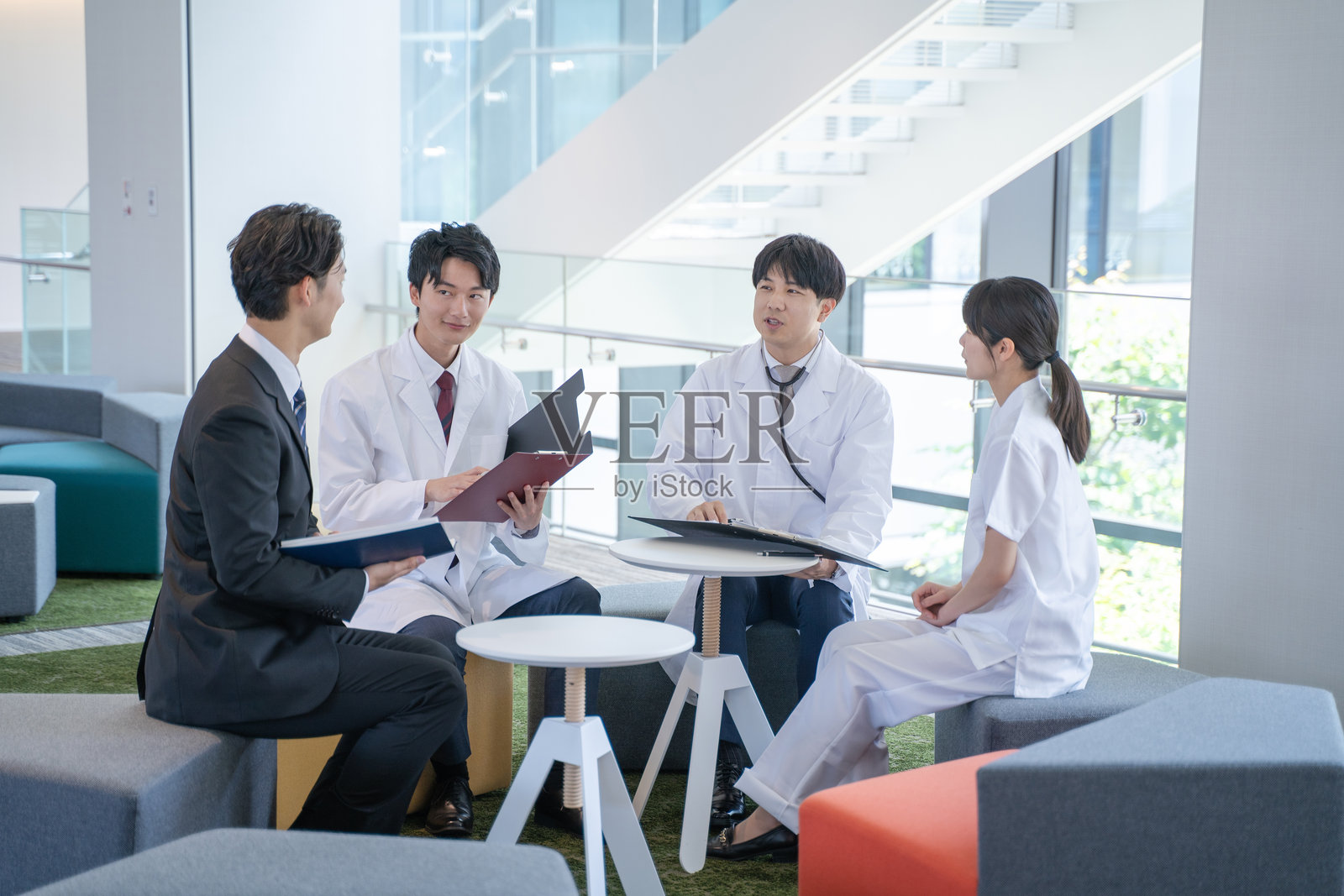 医生、护士和商人在医院会面照片摄影图片