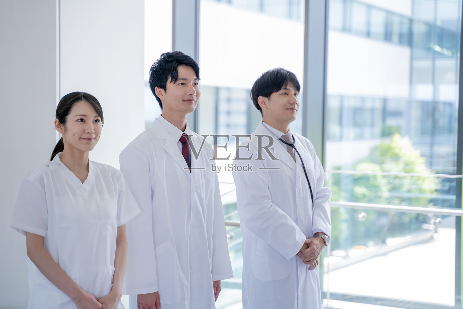 医生和护士在医院背景下的团队合作。照片摄影图片