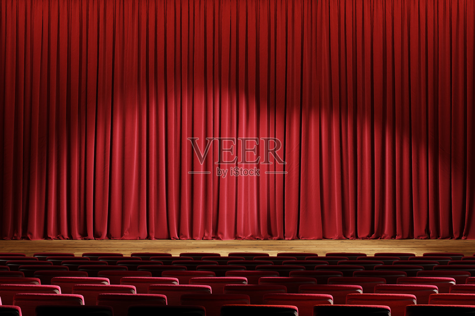 空荡荡的剧院舞台，红色天鹅绒帷幕和聚光灯。照片摄影图片