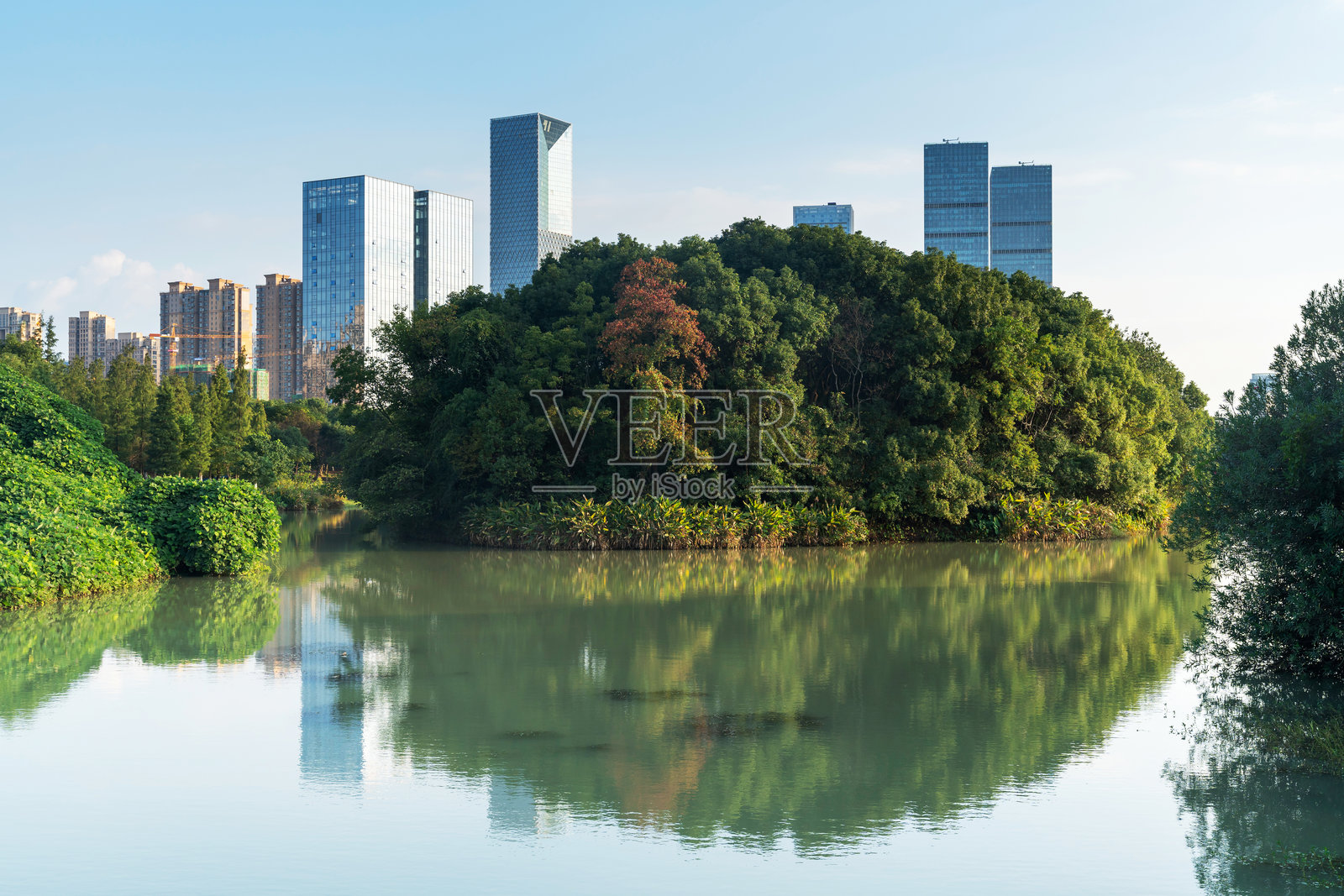 中国湖畔现代办公大楼照片摄影图片