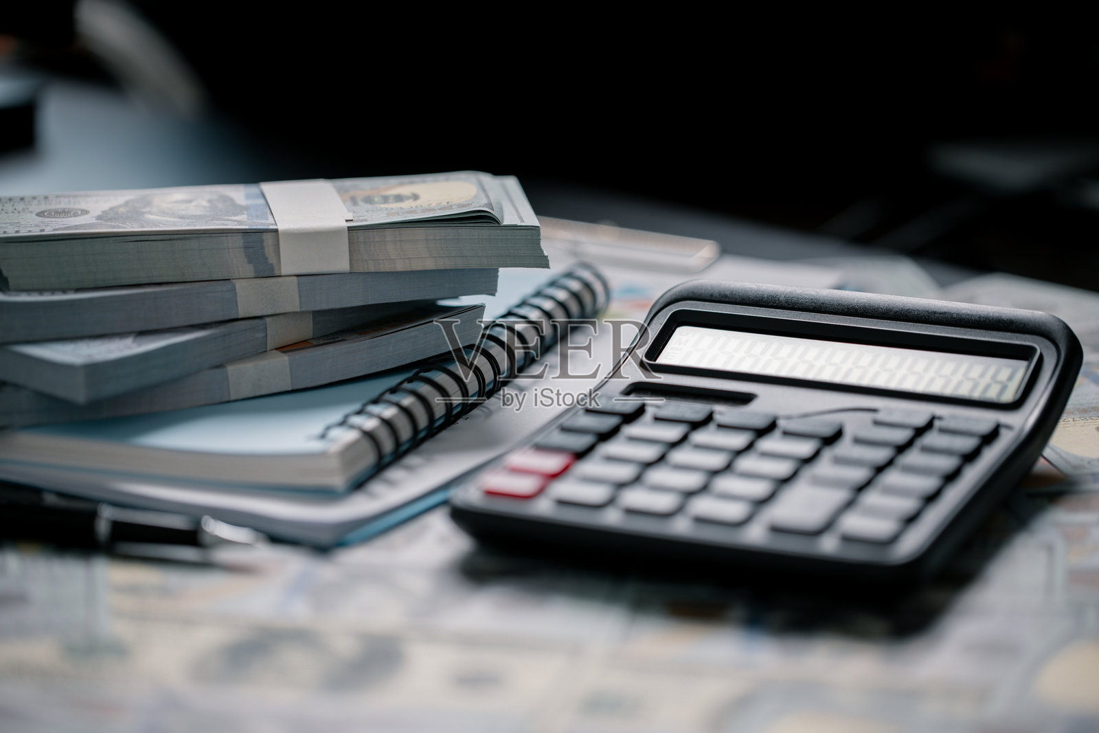 一个人明智地管理财务，从工资中节省现金，以确保未来支付和商业投资的稳定收入。货币，金钱，储蓄，现金，手，财务，金融，收入。照片摄影图片