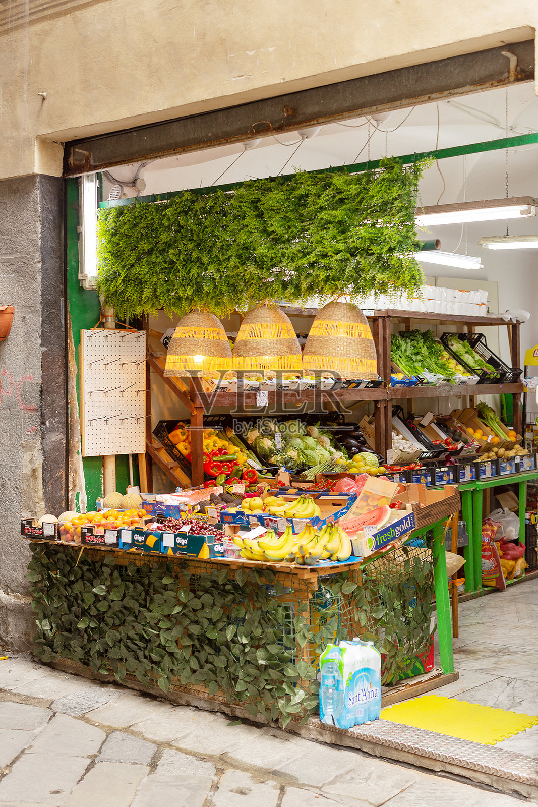 水果和蔬菜商店，展示着色彩缤纷的新鲜产品照片摄影图片