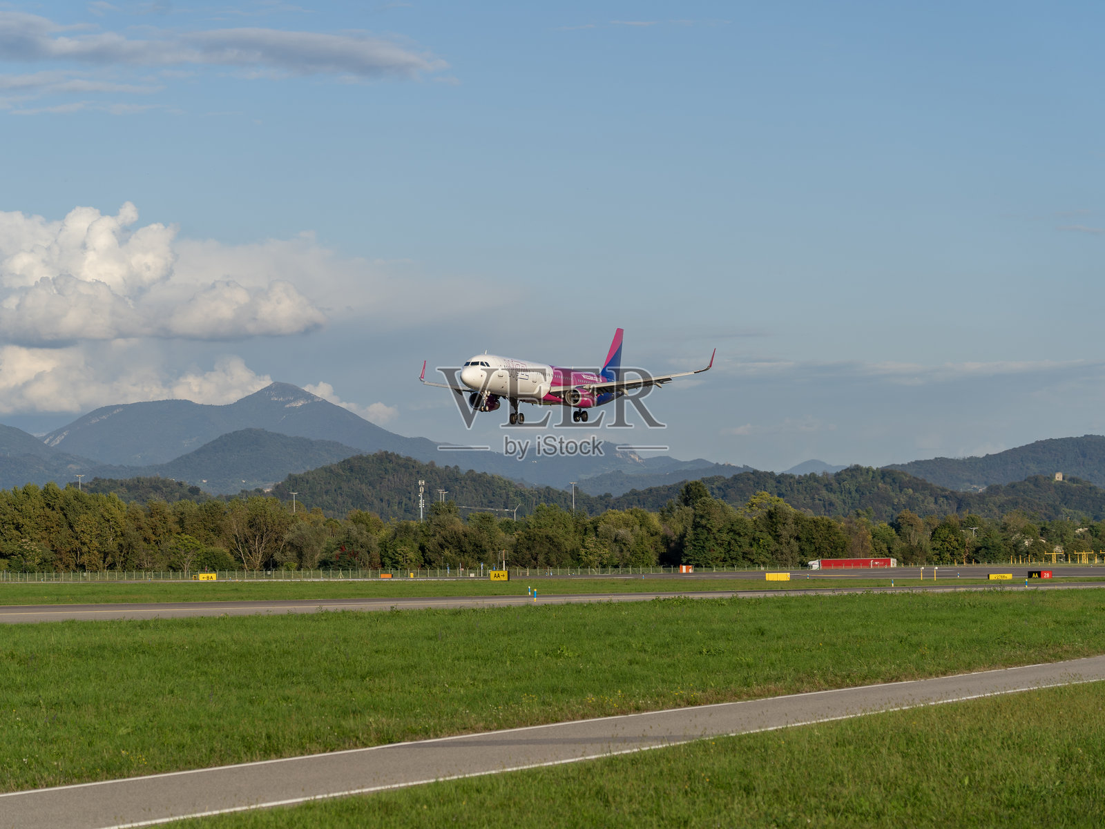 Wizzair空客A321正在米兰贝尔加莫国际机场降落照片摄影图片