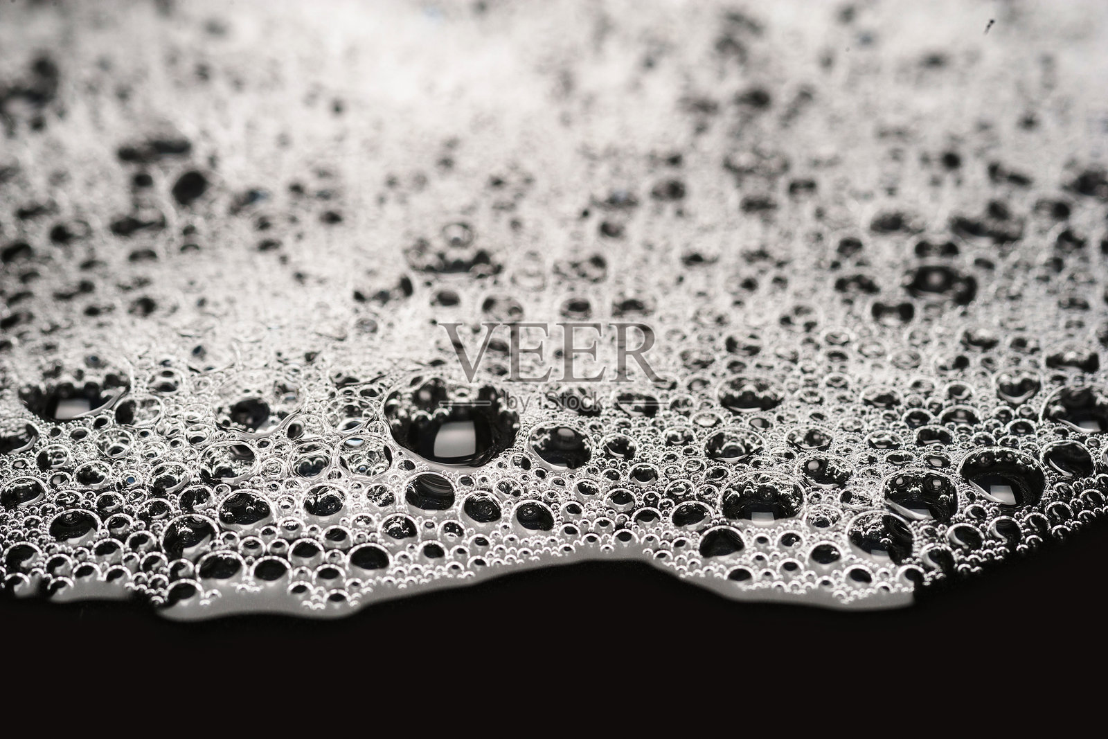 泡沫纹理。湿润黑暗中的肥皂泡沫与气泡。照片摄影图片