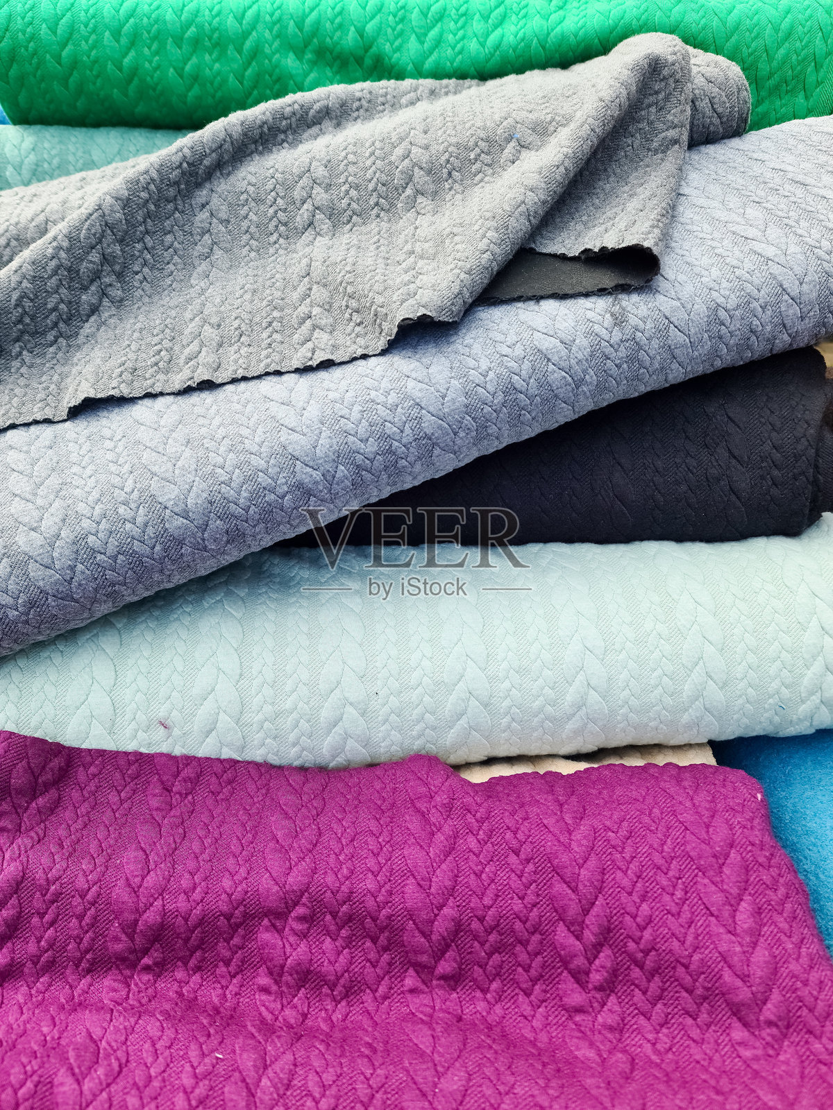 在布料市场中不同颜色的布料和织物样品的详细特写视图照片摄影图片