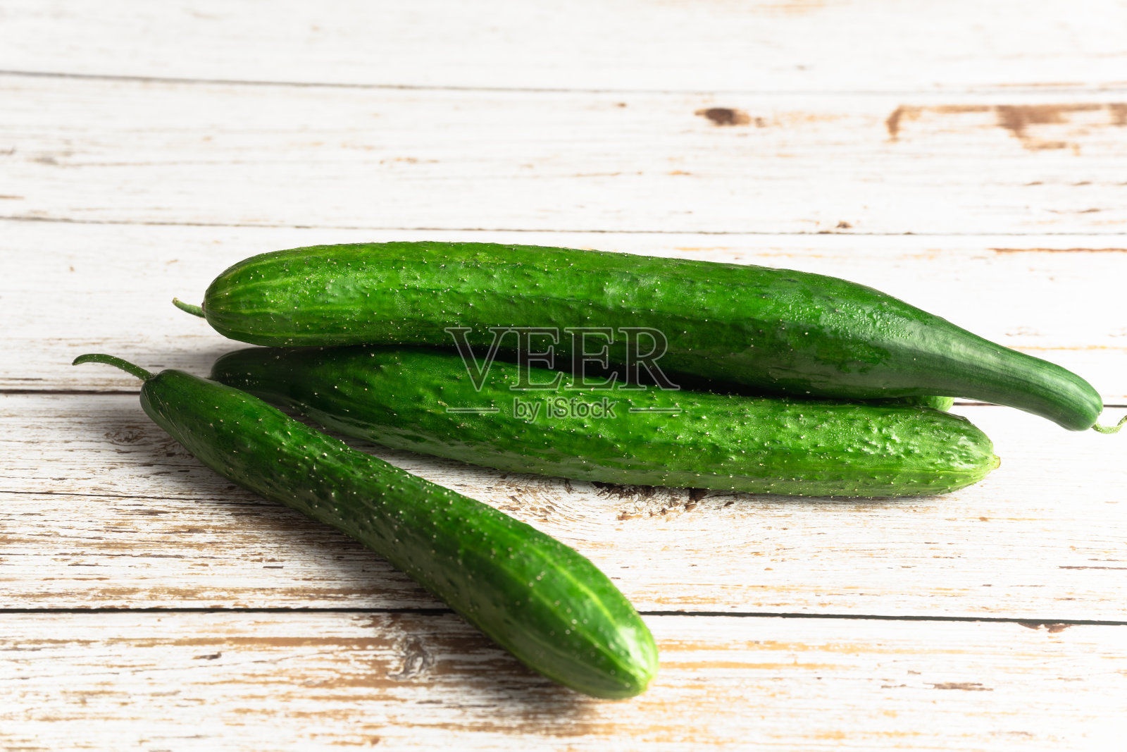 新鲜黄瓜放在白色木桌上照片摄影图片