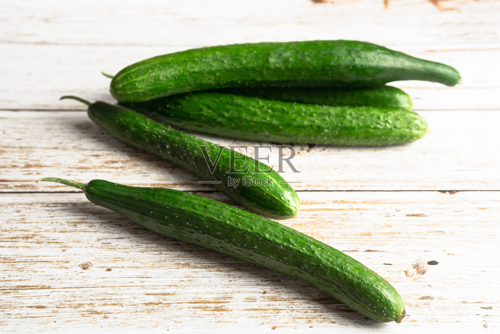 新鲜黄瓜放在白色木桌上照片摄影图片