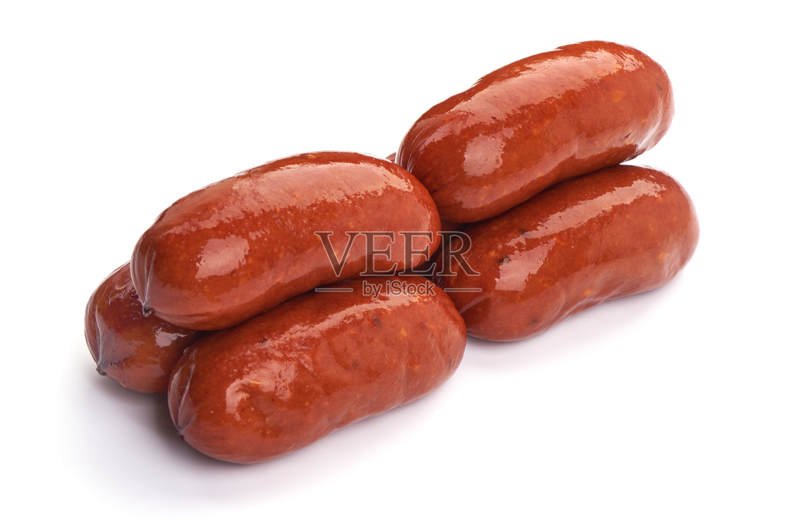 十月节烤香肠配生菜。背景为白色，特写。照片摄影图片